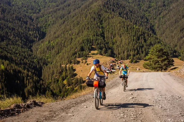 Dağ bisikletçileri Tusheti regio dağlarında seyahat — Stok fotoğraf