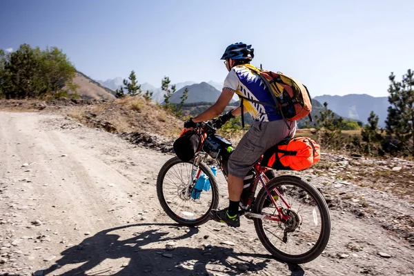 Ciclista Montaña Viaja Las Tierras Altas Región Tusheti Georgia —  Fotos de Stock