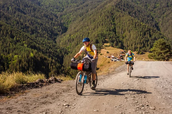 Podróżujących rowerzystów górskich w górach Tuszetii Regio — Zdjęcie stockowe