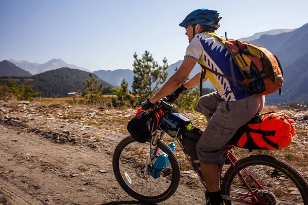 Ciclista de montaña viaja en las tierras altas de la región de Tusheti , —  Fotos de Stock