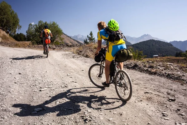 Los Ciclistas Montaña Están Viajando Las Tierras Altas Región Tusheti —  Fotos de Stock