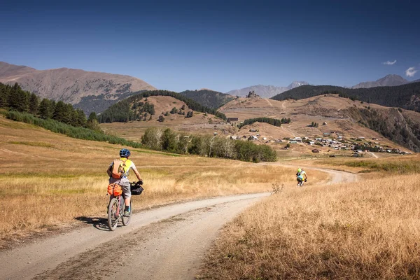 Rowerzystów Górskich Podróżujesz Highlands Region Tuszeti Georgia — Zdjęcie stockowe