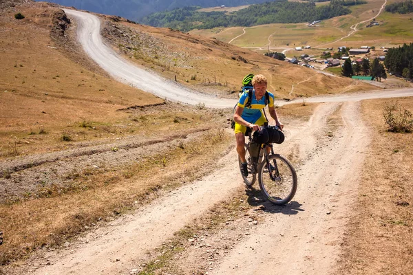 Ciclista Montaña Viaja Las Tierras Altas Región Tusheti Georgia —  Fotos de Stock