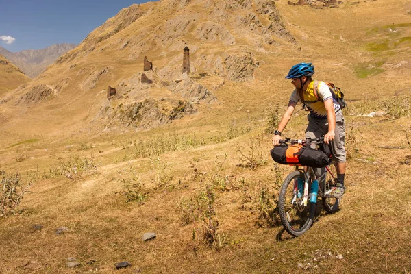 Ciclista de montaña viaja en las tierras altas de la región de Tusheti , —  Fotos de Stock