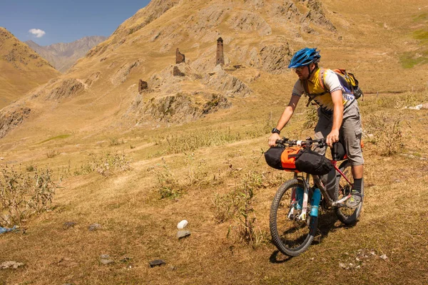 Ciclista Montaña Viaja Las Tierras Altas Región Tusheti Georgia —  Fotos de Stock