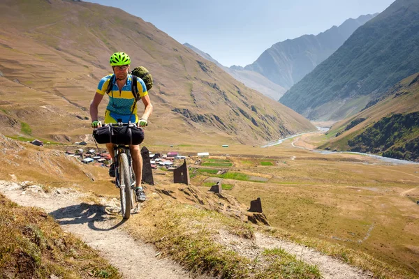 Ciclista de montaña viaja en las tierras altas de la región de Tusheti , —  Fotos de Stock