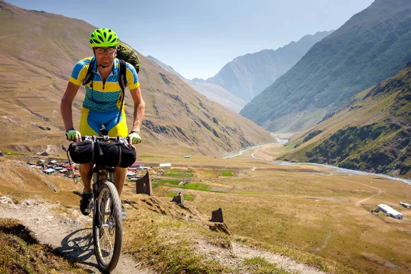 Ciclista de montaña viaja en las tierras altas de la región de Tusheti , —  Fotos de Stock