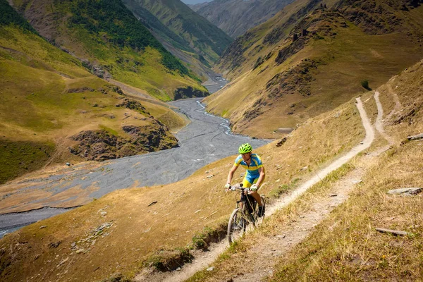 Ciclista de montaña viaja en las tierras altas de la región de Tusheti , —  Fotos de Stock