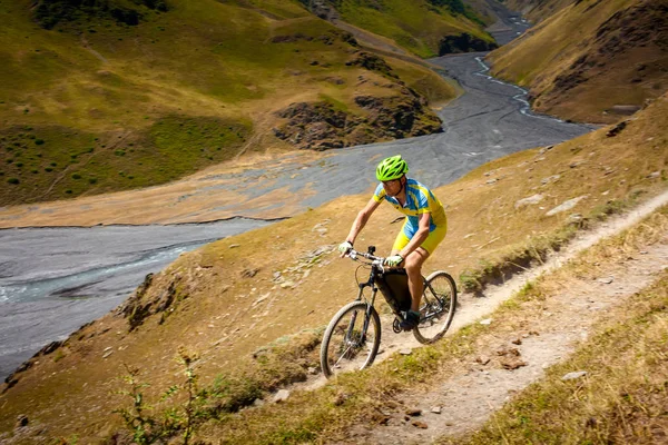 Mountain Biker Está Viajando Nas Terras Altas Região Tusheti Geórgia — Fotografia de Stock