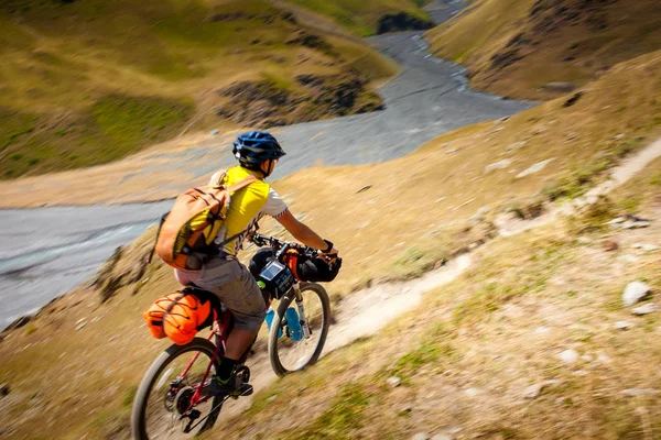 Ciclista Montaña Viaja Las Tierras Altas Región Tusheti Georgia —  Fotos de Stock