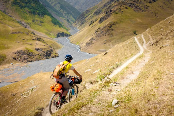 Ciclista de montaña viaja en las tierras altas de la región de Tusheti , —  Fotos de Stock