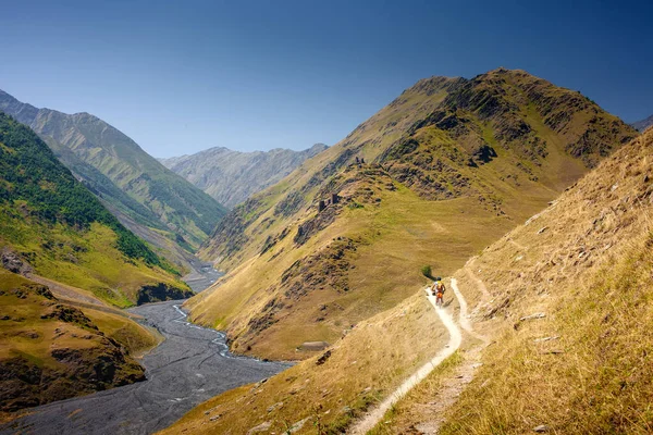 Atsunta yolu geçmek, Tusheti, Gürcistan — Stok fotoğraf