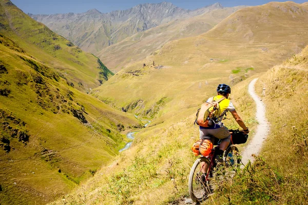 Mountain Bike utazik a Felvidéken Tusheti régió, — Stock Fotó