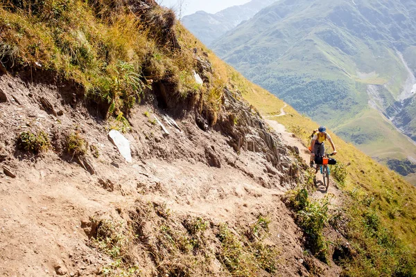 Ciclista de montaña viaja en las tierras altas de la región de Tusheti , —  Fotos de Stock