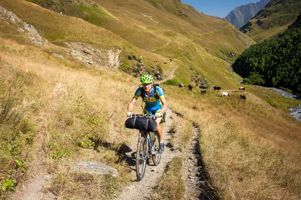 Motociclista empuja su bicicleta en las altas montañas del Cáucaso —  Fotos de Stock