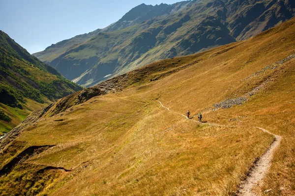 Les vététistes voyagent dans les hauts plateaux de Tusheti regio — Photo