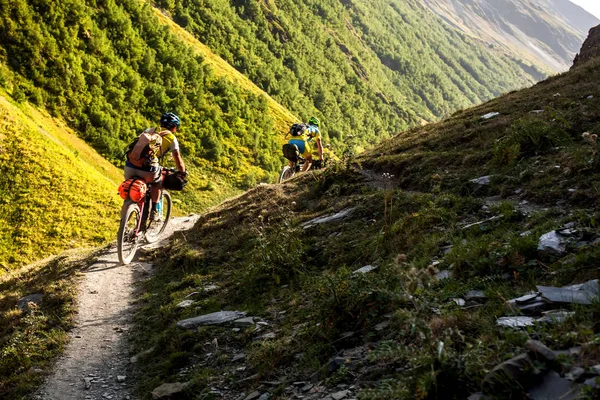 Los ciclistas de montaña están viajando en las tierras altas de Tusheti regio —  Fotos de Stock