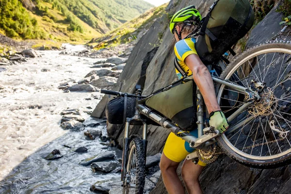 Ciclista Montaña Está Cruzando Río Las Tierras Altas Región Tusheti —  Fotos de Stock