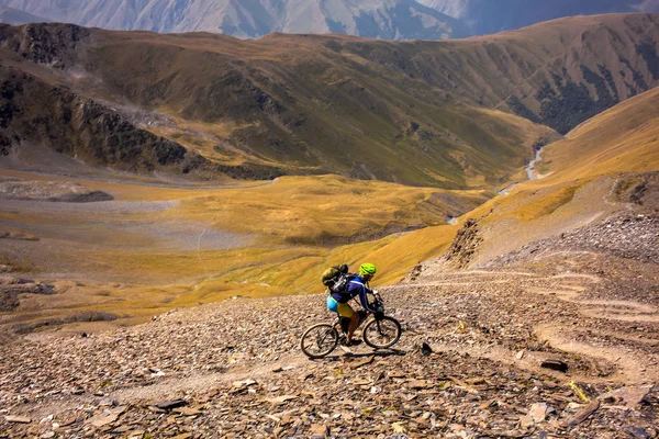 Mountain biker podróżuje w highlands region Tuszeti, — Zdjęcie stockowe