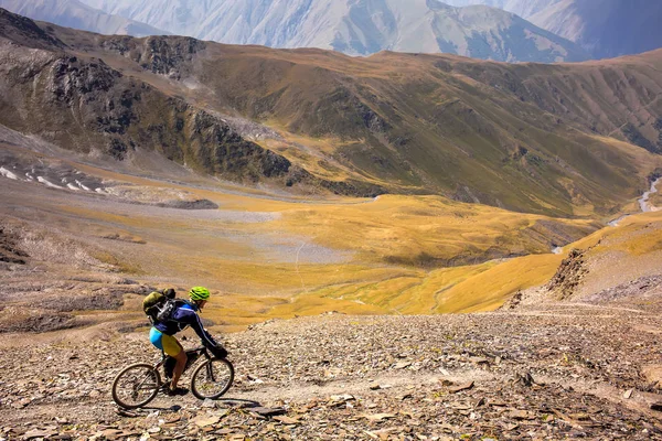 Biciclista de montanha está viajando nas terras altas da região de Tusheti , — Fotografia de Stock