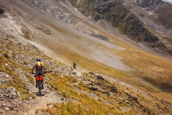 Rowerzystów Górskich Podróżujesz Highlands Region Tuszeti Georgia — Zdjęcie stockowe