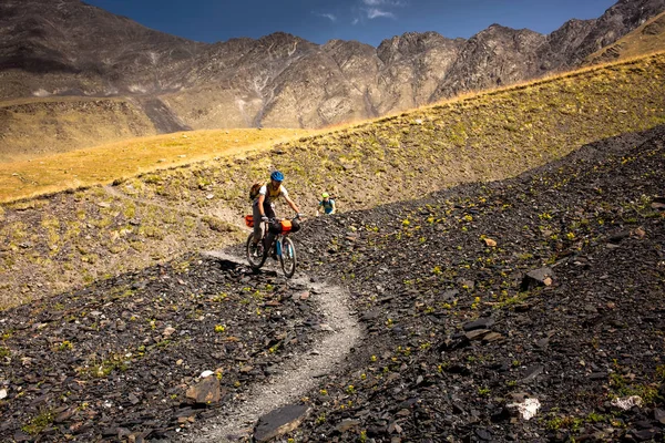 Los ciclistas de montaña están viajando en las tierras altas de Tusheti regio —  Fotos de Stock