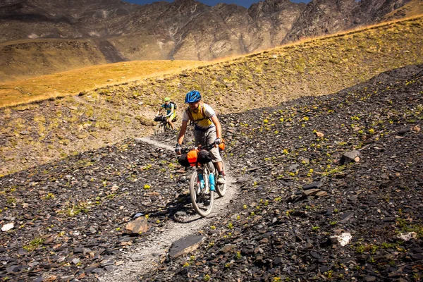 Los ciclistas de montaña están viajando en las tierras altas de Tusheti regio —  Fotos de Stock