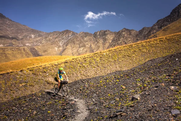 Ciclista de montaña viaja en las tierras altas de la región de Tusheti , —  Fotos de Stock