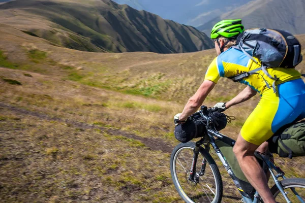 Ciclista de montaña viaja en las tierras altas de la región de Tusheti , —  Fotos de Stock