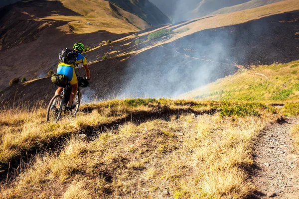 Ciclista de montaña viaja en las tierras altas de la región de Tusheti , —  Fotos de Stock