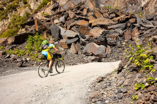 Ciclista de montaña viaja en las tierras altas de la región de Tusheti , —  Fotos de Stock