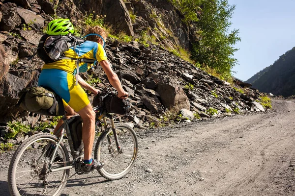 Ciclista de montaña viaja en las tierras altas de la región de Tusheti , —  Fotos de Stock