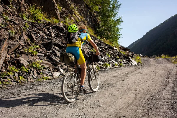 Ciclista de montaña viaja en las tierras altas de la región de Tusheti , —  Fotos de Stock