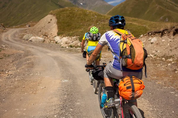 Los ciclistas de montaña están viajando en las tierras altas de Tusheti regio —  Fotos de Stock