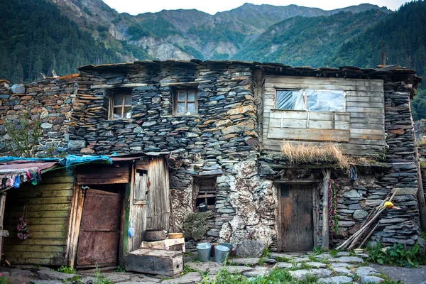 Antigua casa en las tierras altas de la región del Alto Khevsureti en Geo — Foto de Stock