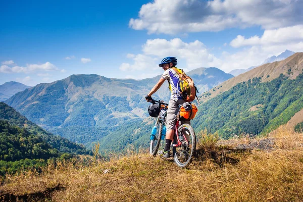 Pengendara sepeda bersandar di pegunungan saat bersepeda — Stok Foto