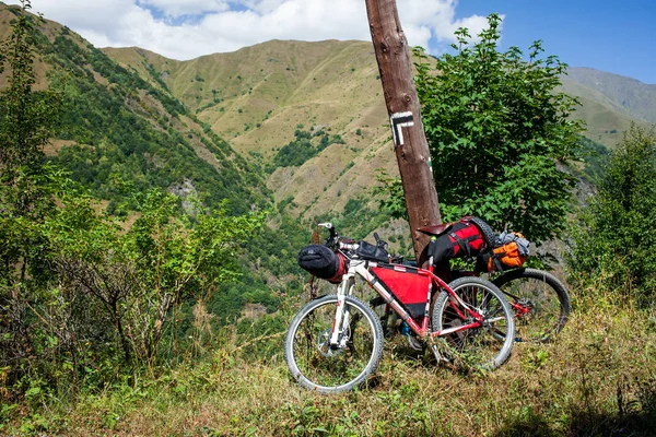 Bicicleta de montaña preparada para viajes distantes —  Fotos de Stock