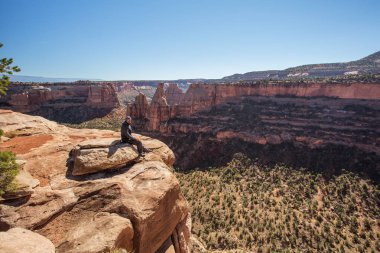 Uzun yürüyüşe çıkan kimse Colorado Ulusal anıt, ABD Uçurumdaki oturuyor