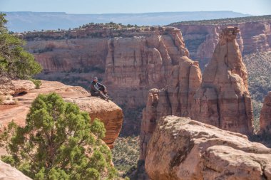 Uzun yürüyüşe çıkan kimse Colorado Ulusal anıt, ABD Uçurumdaki oturuyor