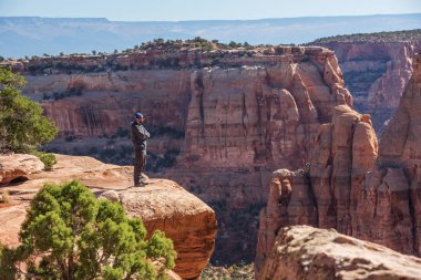 Uzun yürüyüşe çıkan kimse Colorado Ulusal anıt, ABD Uçurumdaki oturuyor