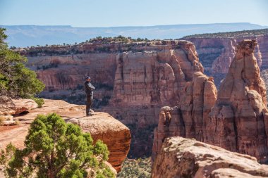 Uzun yürüyüşe çıkan kimse Colorado Ulusal anıt, ABD Uçurumdaki oturuyor