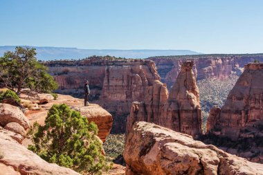 Uzun yürüyüşe çıkan kimse Colorado Ulusal anıt, ABD Uçurumdaki oturuyor