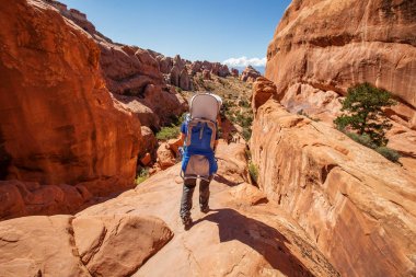 Uzun yürüyüşe çıkan kimse Arches National park Utah, ABD aittir