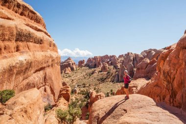Uzun yürüyüşe çıkan kimse Arches National park Utah, ABD aittir