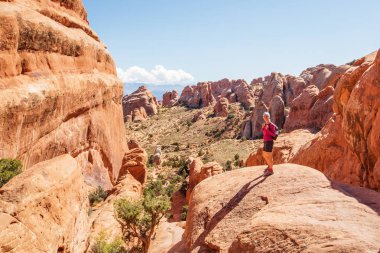 Uzun yürüyüşe çıkan kimse Arches National park Utah, ABD aittir