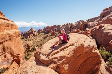 Uzun yürüyüşe çıkan kimse Arches National park Utah, ABD aittir