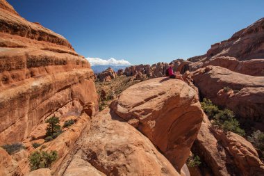 Uzun yürüyüşe çıkan kimse Arches National park Utah, ABD aittir