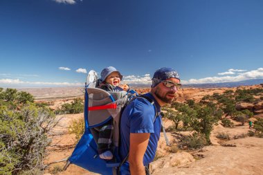 Arches National Park Utah, ABD bebek oğlu ile bir aile ziyaret