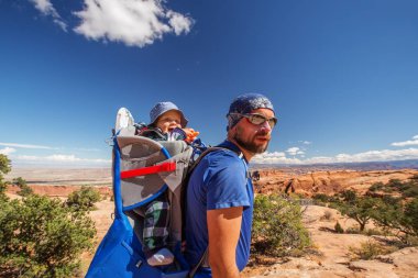 Arches National Park Utah, ABD bebek oğlu ile bir aile ziyaret