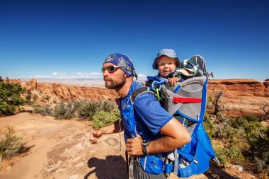 Arches National Park Utah, ABD bebek oğlu ile bir aile ziyaret